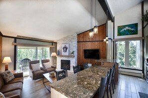 Smart TV, lareira, DVD player