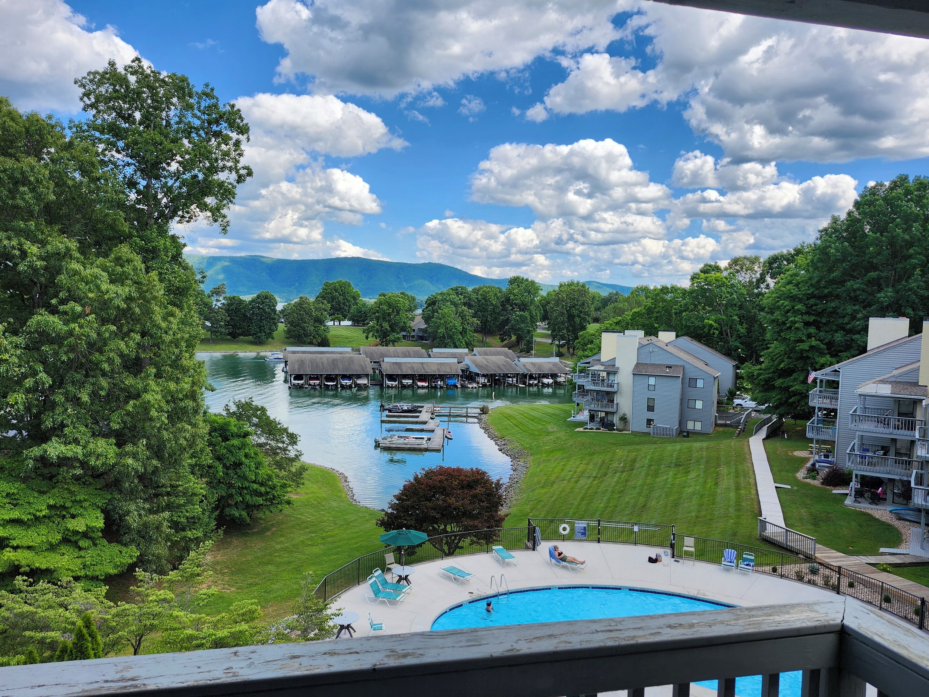 Innendørsbasseng og utendørsbasseng