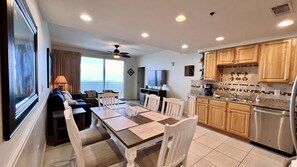 Dining - Luxury Oceanfront Condo at Splash - FREE Beach Service,Wifi, NO Checkin required (Panama City)