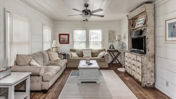 Smart TV, reproductor de DVD, libros y videoteca