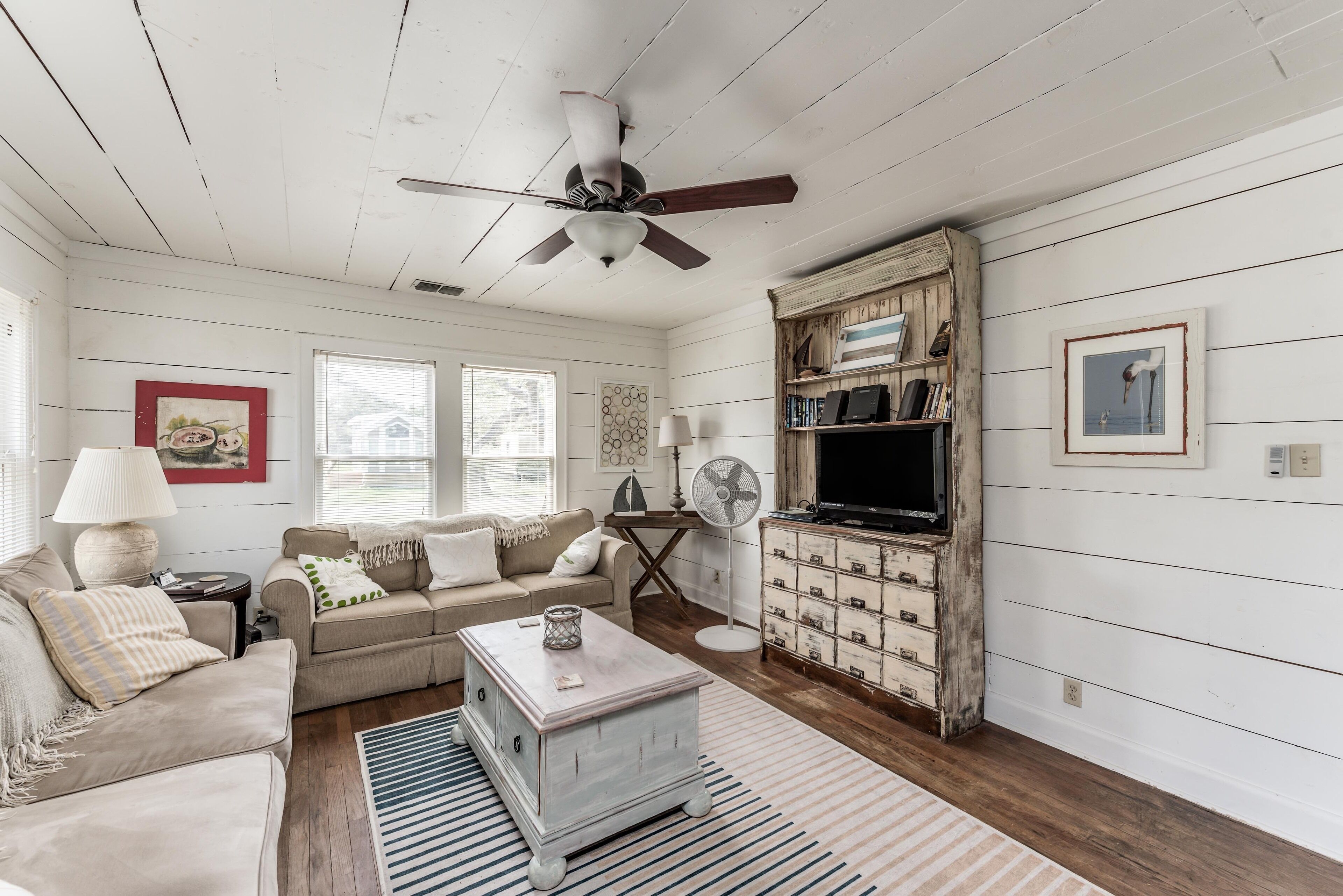 TV connectée, lecteur de DVD, livres, vidéothèque