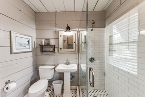 Een douche, een haardroger, handdoeken, zeep