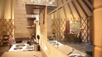 Kühlschrank, Mikrowelle, Ofen, Herdplatte