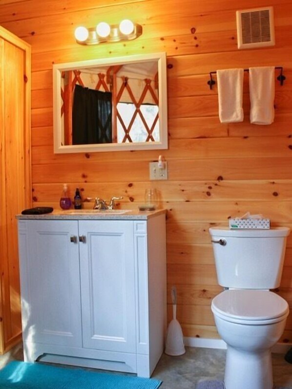 Suihku, hiustenkuivaaja, pyyhkeet