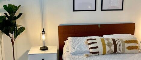 2 habitaciones, tabla de planchar con plancha y cuna de viaje