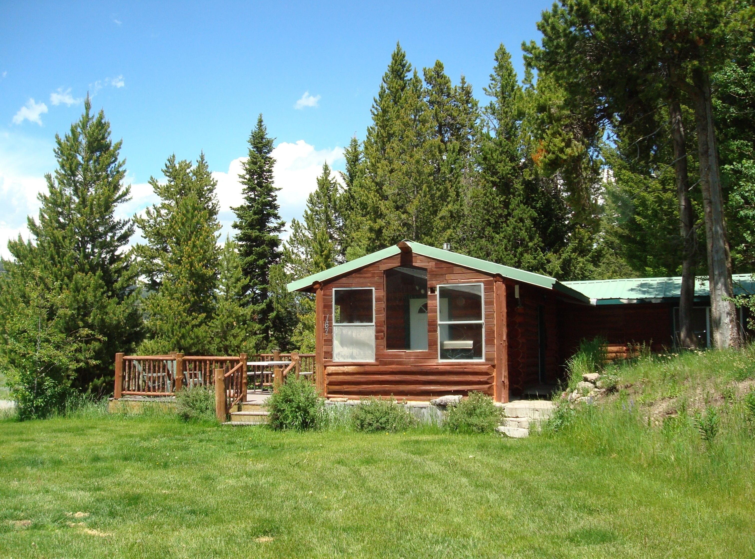 No cookie-cutter cabin here! With the Kozy Cabin you have room to breathe.
