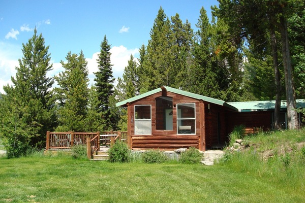 No cookie-cutter cabin here! With the Kozy Cabin you have room to breathe.