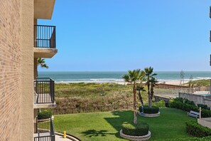 Property grounds - Beachfront 3rd-Floor Corner Condo -- Sunrise & Sunset Ocean View (South Padre Island)