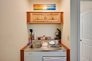Kühlschrank, Herdplatte, Wasserkocher mit Kaffee-/Teezubehör