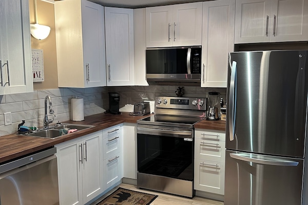 Kjøleskap, mikrobølgeovn, ovn og kokeplater