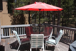 Outdoor dining - Close to Village and SHARC! (Sunriver)