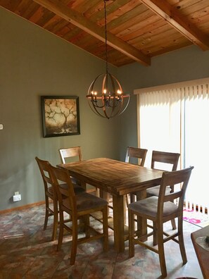 Dining - Close to Village and SHARC! (Sunriver)
