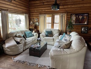 Smart TV, fireplace, video games, DVD player - Log Cabin, Lake Retreat (New Richmond)