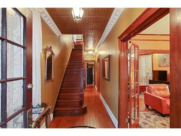 المنشأة من الداخل