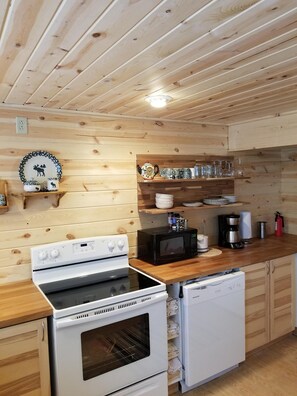 Kjøleskap, mikrobølgeovn, ovn og kokeplater