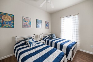 3 室のベッドルーム、アイロン / アイロン台、WiFi、ベッドシーツ