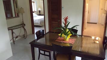 2 Schlafzimmer, Schreibtisch, Bügeleisen/Bügelbrett, Reisekinderbett