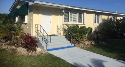 Beautiful Guest Home On 5 Acres. Close to Everglades, Biscayne Bay, Fl Keys
