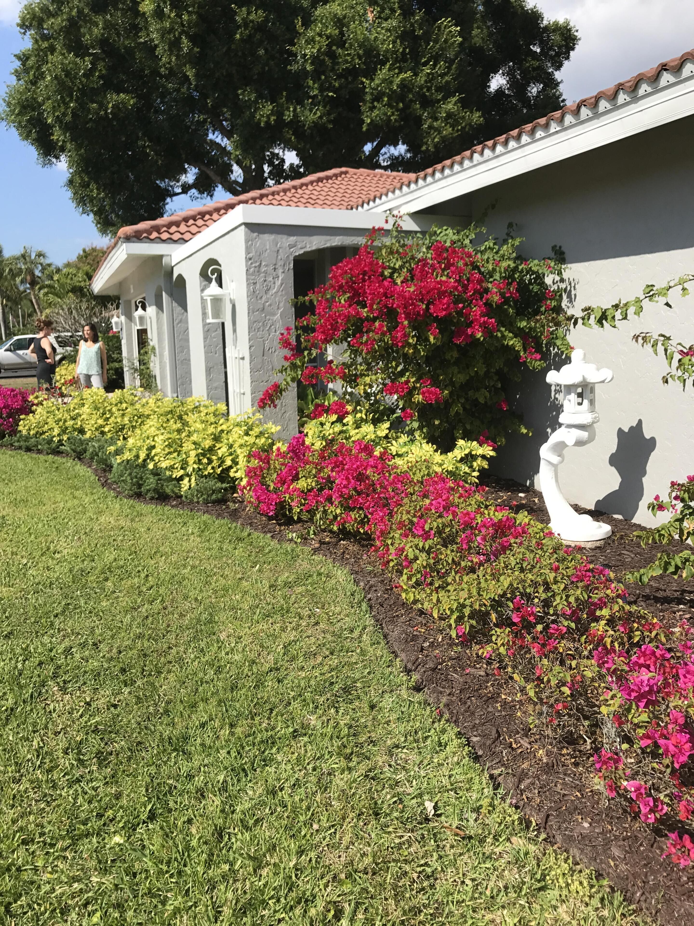 3 bedroom 2 bath pool house in Country Club of Naples