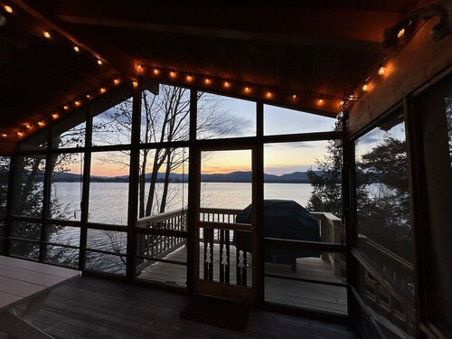 Lake George privates Anwesen am Wasser mit herrlichem Blick auf den Sonnenuntergang.