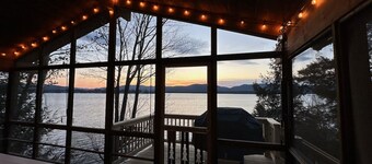 Lake George yksityinen ranta omaisuutta kauniilla auringonlaskunäkymillä.