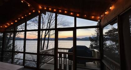 Lake George privates Anwesen am Wasser mit herrlichem Blick auf den Sonnenuntergang.