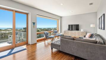 TV connectée, lecteur de DVD, livres