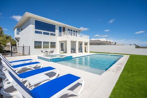 Alberca al aire libre y alberca climatizada