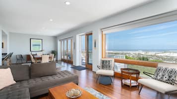 TV connectée, lecteur de DVD, livres