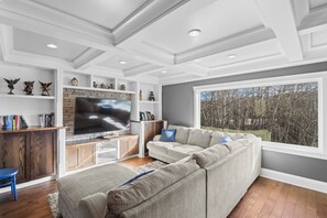 Smart-TV, Tischtennisplatte, Bücher, Stereoanlage