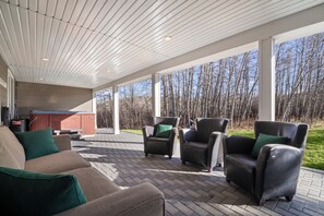 Terrace/patio - Beautiful Spacious 6 Bedroom Acreage (Dewinton)