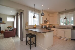 Fridge, microwave, oven, stovetop - My Time Getaway  - All Year Destination, Skiing, Fishing, Golfing and Lots More! (Comox)