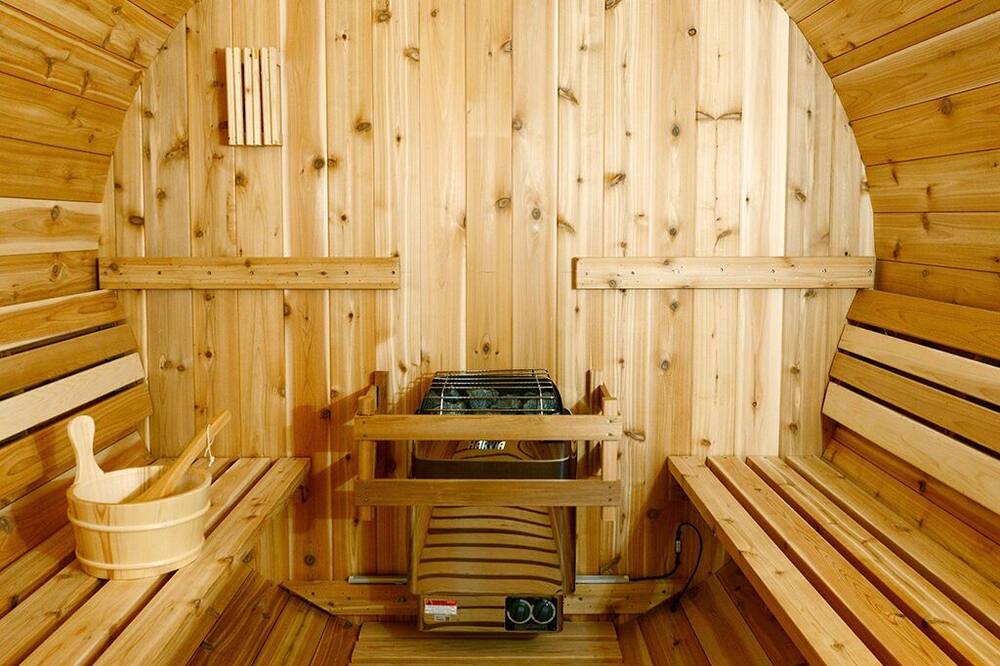 Lakefront - sauna, golf cart, 5 paddle boards, fishing boat, 2 canoes & 2 kayaks