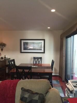 Smart TV, chimenea, reproductor de DVD y libros 