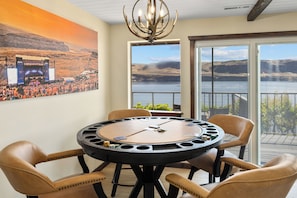 Dining - 15 min to The Gorge! HotTub, Tesla/EV Charger, Cave B Estate Winery! (Vantage)