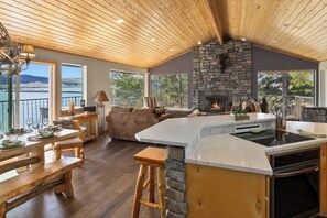 Interior - 15 min to The Gorge! HotTub, Tesla/EV Charger, Cave B Estate Winery! (Vantage)