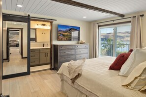 5 makuuhuonetta, työpöytä, silitysrauta/-lauta, vauvan matkasänky