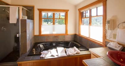 Ocean View King Suite in Mendocino Village with Free Wi-Fi and Jacuzzi Bathtub