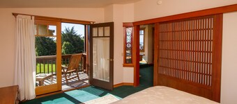 Ocean View King Suite in Mendocino Village with Free Wi-Fi and Jacuzzi Bathtub