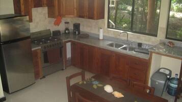 Kühlschrank, Ofen, Herdplatte, Wasserkocher mit Kaffee-/Teezubehör