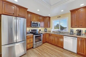 Fridge, microwave, oven, dishwasher - Boardwalk Beach House (Santa Cruz)