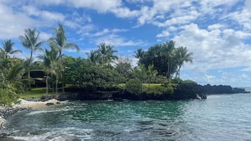 Beach nearby, sun-loungers, beach towels