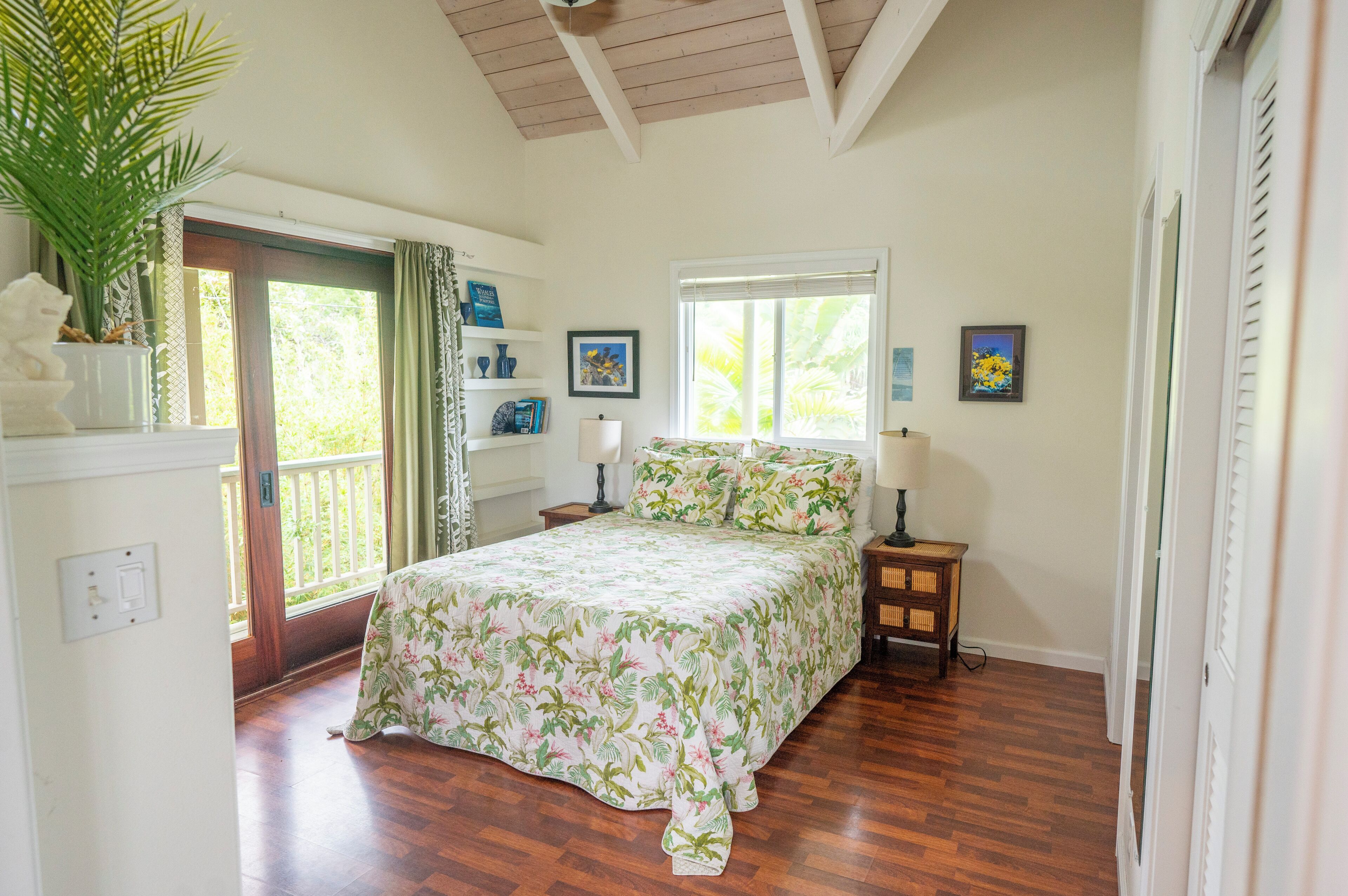 3 bedrooms, desk, iron/ironing board, travel crib