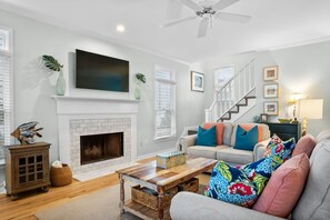 Televisio, takka, kirjoja