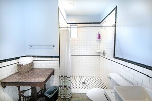 Ensemble baignoire-douche, séchoir à cheveux, serviettes fournies