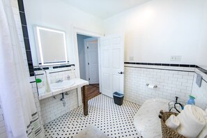 Ensemble baignoire-douche, séchoir à cheveux, serviettes fournies