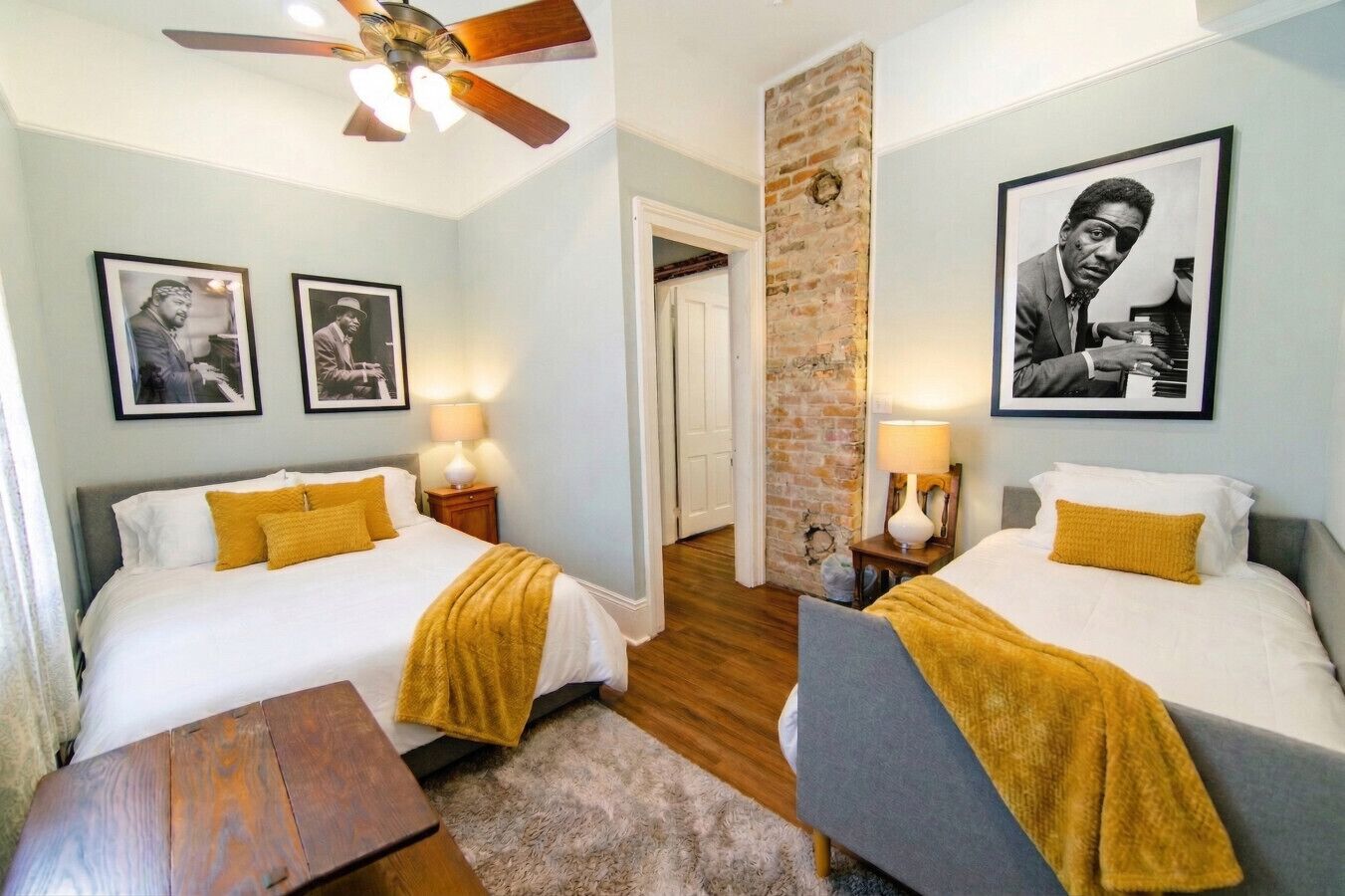 3 slaapkamers, een bureau, een strijkplank/strijkijzer, reisbedje