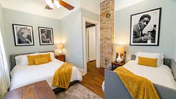 3 slaapkamers, een bureau, een strijkplank/strijkijzer, reisbedje