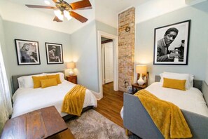 3 Schlafzimmer, Schreibtisch, Bügeleisen/Bügelbrett, Reisekinderbett