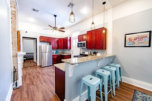 Réfrigérateur, four à micro-ondes, un four, surface de cuisson